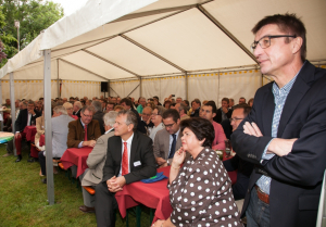 Dr. Andreas Schockenhoff und Gäste im Festzelt_klein