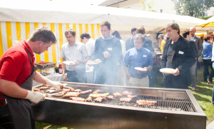 Gäste und Mitarbeiter am Grill_klein