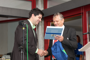 Geschenkübergabe OB Henle an GF Oliver Stotz_klein